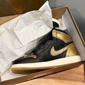 Jordan 1 retro high OGs - black and gold - gold box damaged